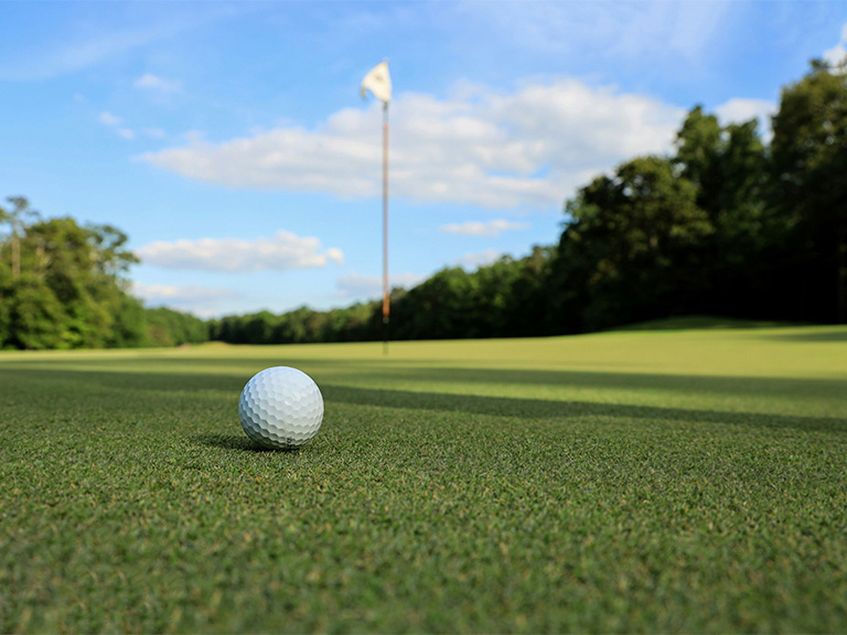 Golfpallo greenillä Yyteri Golfin viheriöllä Porissa