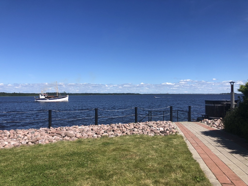 Villa Greyn merenranta ja laituri Porin Reposaaressa veneen lipuessa ohitse